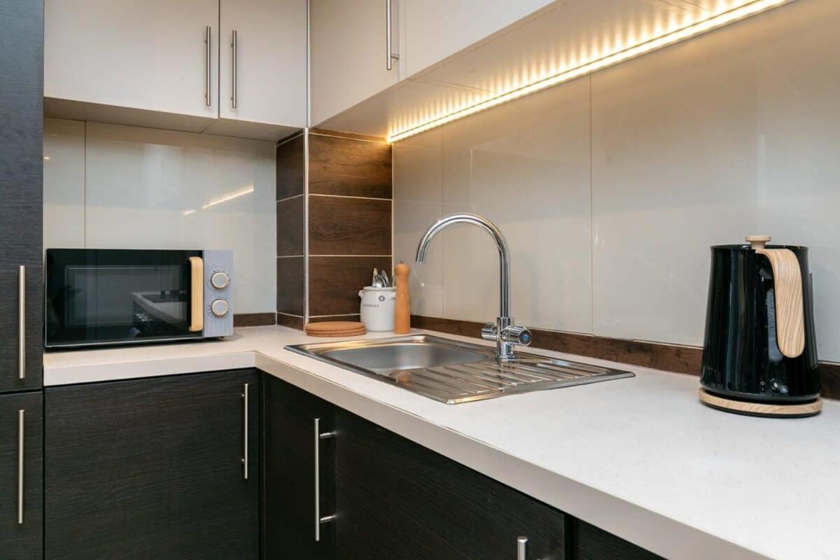 Modern 1 Bedroom Apartment In Woking Town Centre المظهر الخارجي الصورة