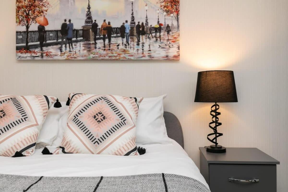 Modern 1 Bedroom Apartment In Woking Town Centre المظهر الخارجي الصورة