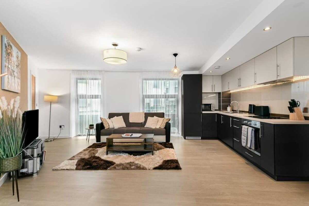 Modern 1 Bedroom Apartment In Woking Town Centre المظهر الخارجي الصورة