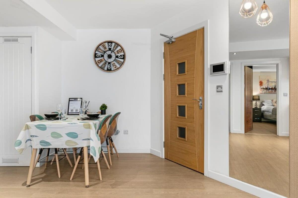 Modern 1 Bedroom Apartment In Woking Town Centre المظهر الخارجي الصورة
